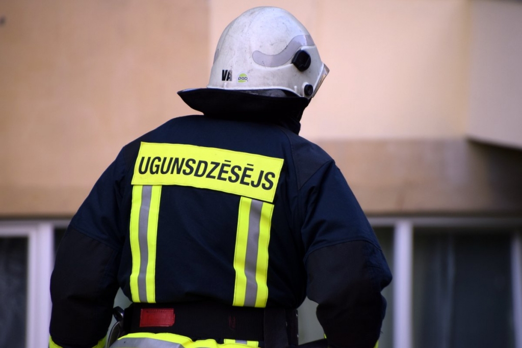 Liepājā no piedūmota dzīvokļa izglābj cilvēku