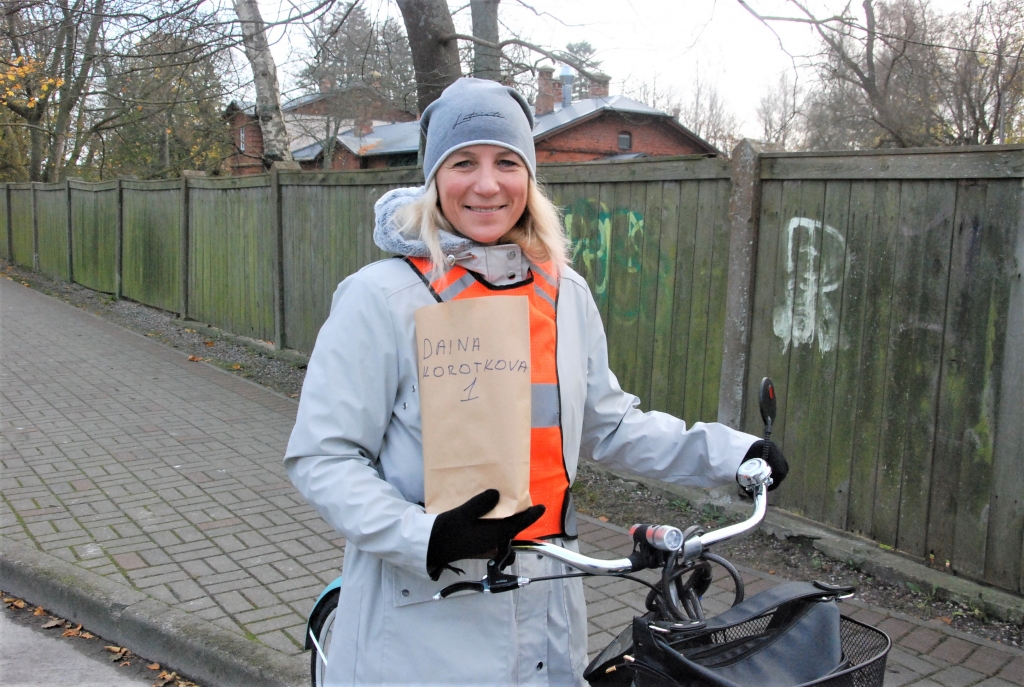 Velobraucēja Daina Korotkova Liepājā no darba mājup brauc ar līkumiem caur Aizputi un Rucavu