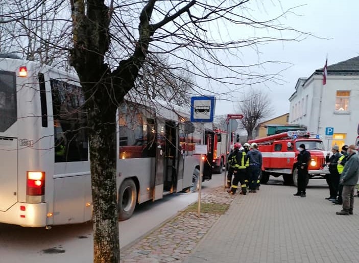 Grobiņā autobusam deg bremžu sistēma 