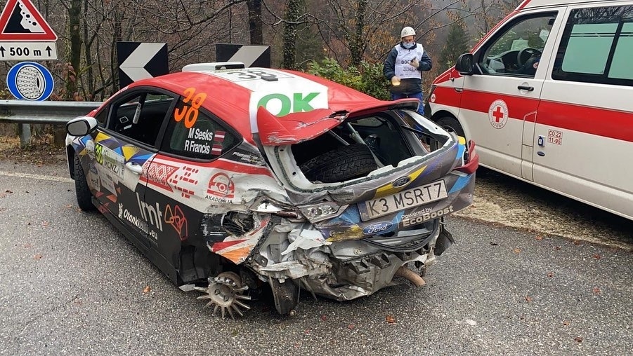 Seska ekipāža cīņā par JWRC čempiontitulu piedzīvo avāriju