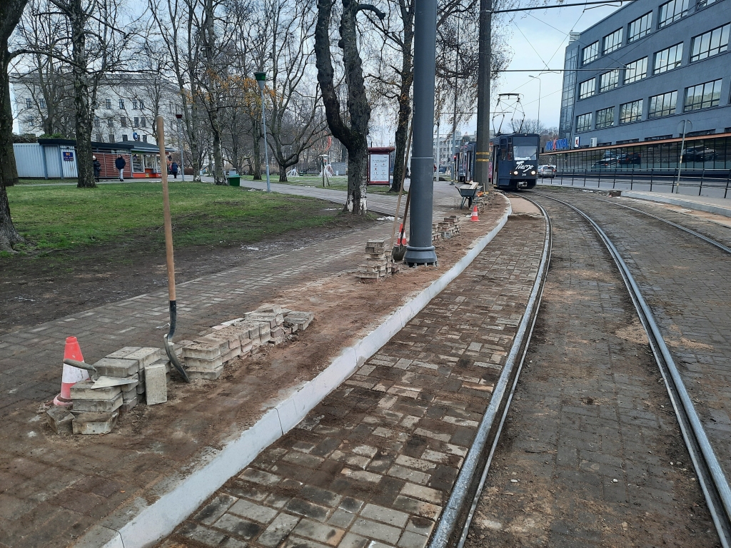 Liepājas centrā pieturvietas pielāgo zemās grīdas tramvaja platumam