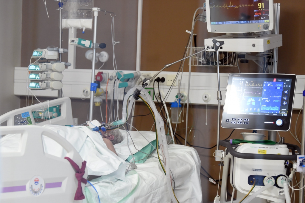 Latvijā fiksēts jauns no Covid-19 mirušo skaita negatīvais rekords un strauji pildās vietas slimnīcās