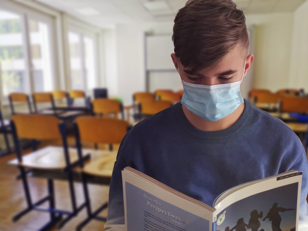 Aptauja: Attālināto mācību rezultātā izdegšana vērojama gan pedagogiem, gan skolēniem