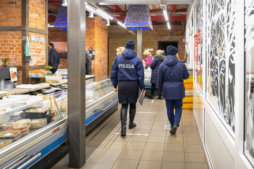 Uzsāk pārkāpumu procesus par privātiem pasākumiem, "Covidpass" neaizpildīšanu, Liepājā kāds vīrietis veikalā bez maskas  