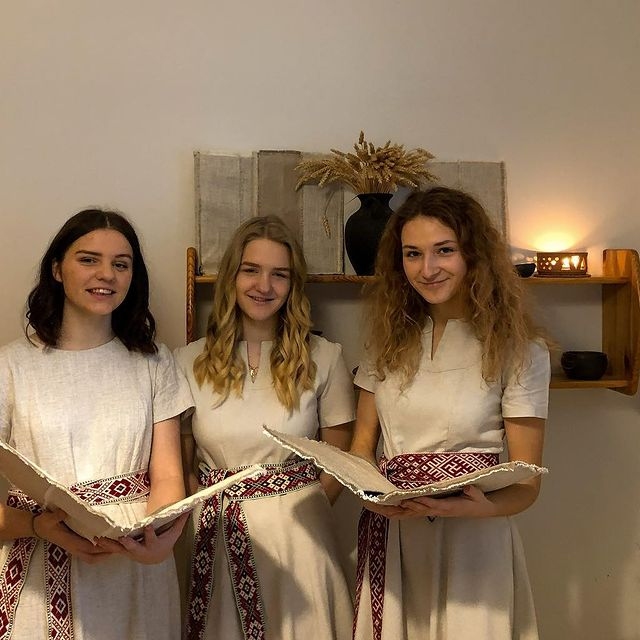 FOTO: Apbalvo labākos skolēnu mācību uzņēmumus; starp godalgotajiem arī Liepājas Raiņa 6. vidusskola