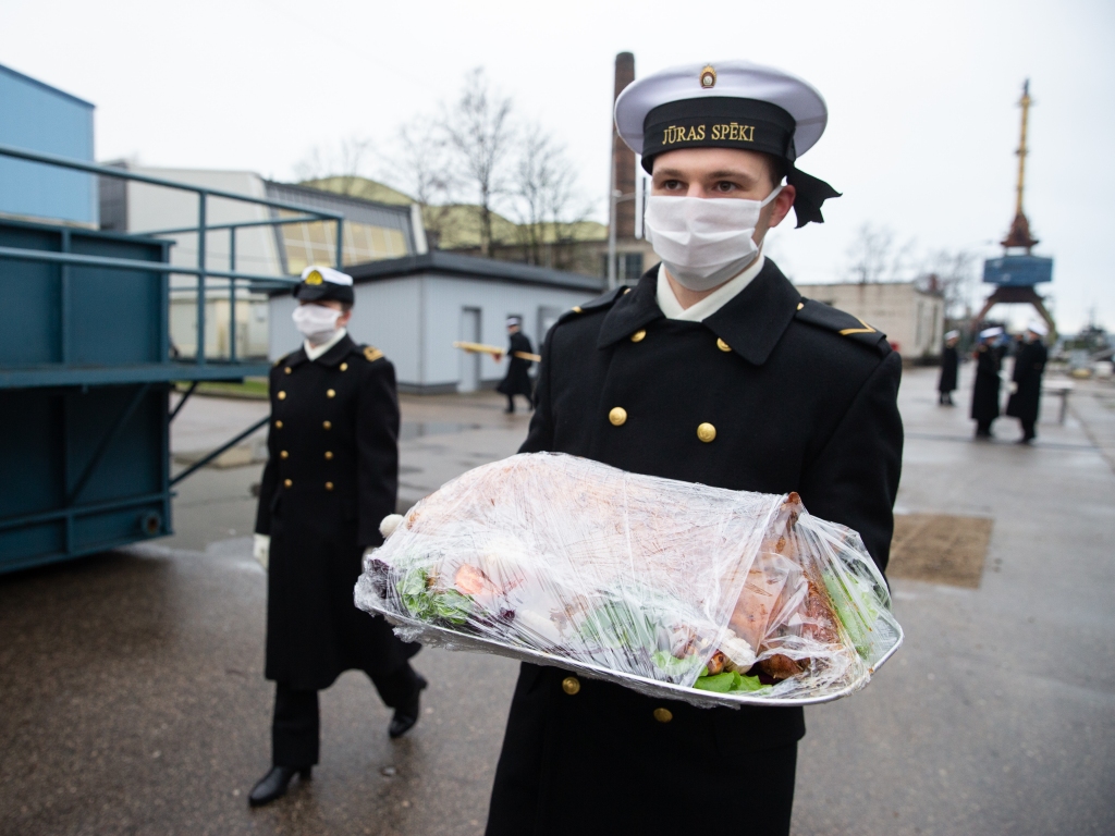 FOTO: Ar cepeti Liepājā svinīgi mājās sagaida mīnu kuģi "Imanta"