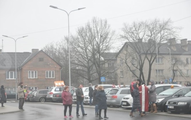 Vairāk nekā pusotrs simts cilvēku pulcējas nelikumīgā protesta pasākumā Valkā