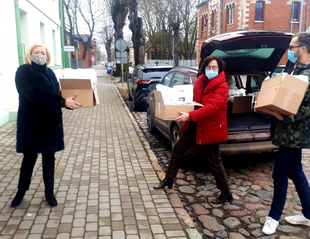 Svētkos dāvina higiēnas preces kopā ar izglītojošiem materiāliem 100 maznodrošinātām liepājnieku ģimenēm