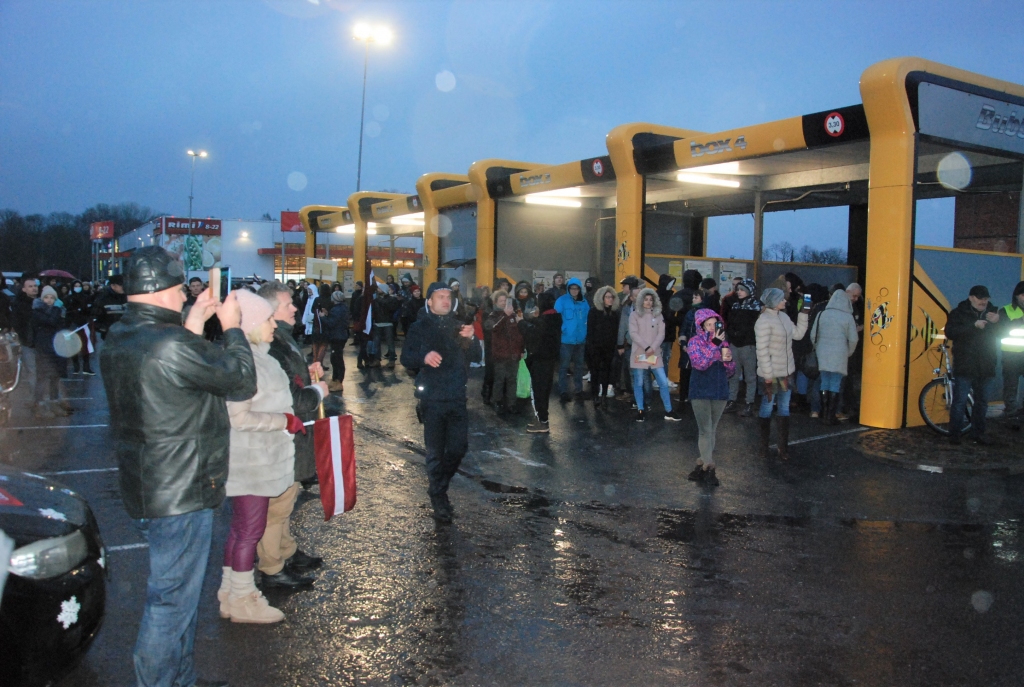 FOTO: Liepājā pulcējas nelikumīgā protesta akcijā