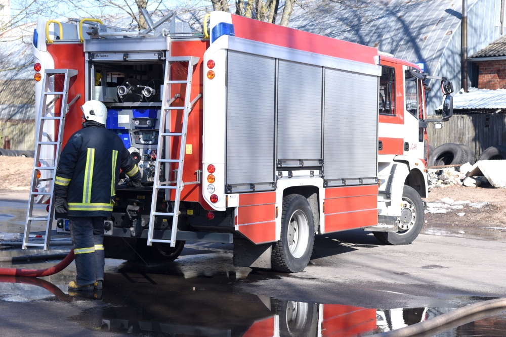 Liepājā Ziemassvētkos deg mikroautobuss