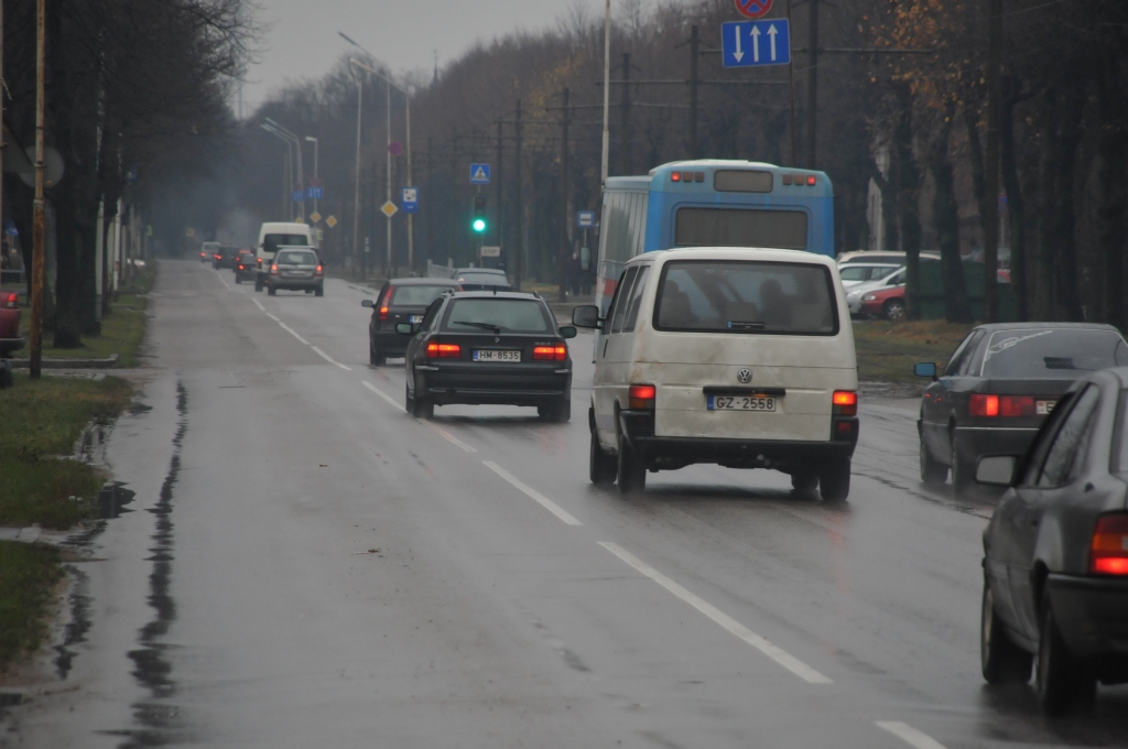 Automobiļiem ar lielāku izmešu daudzumu būs augstākas nodokļa likmes nekā līdz šim