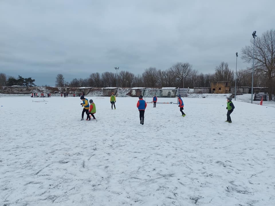 Liepājas jaunie futbolisti ar lielu sparu sāk treniņus sniegotajos laukumos