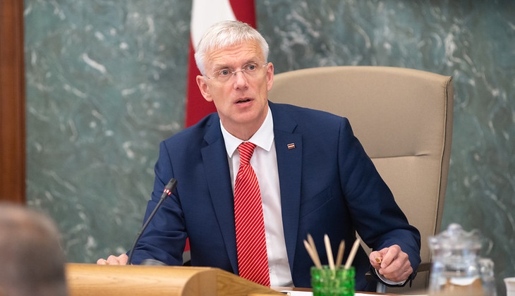 Kariņš apspriedīsies ar Pabriku par iebildumiem īslaicīgi aizvietot veselības ministru; jauno kandidātu vērtēšanā sola būt ļoti atvērts