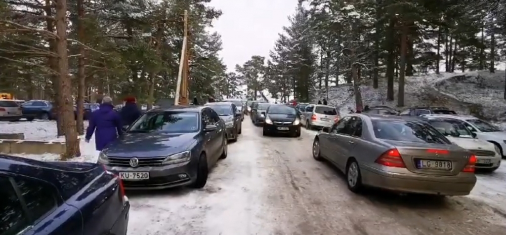 VIDEO: Svētdien Bernātus gāž riņķī, uz slidenā ceļa pamatīgi "korķi"