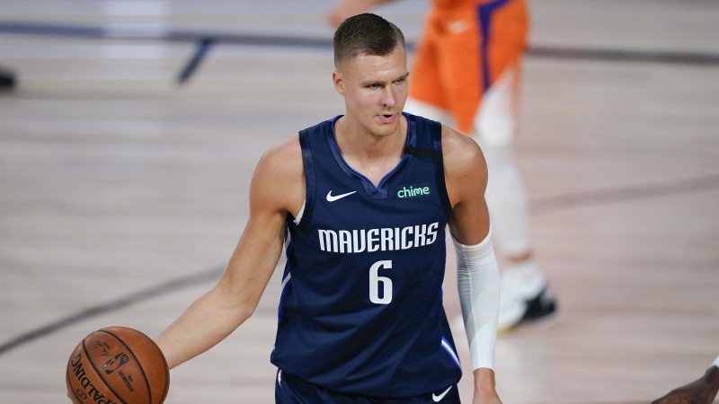 Porziņģis gūst 15 punktus "Mavericks" spēlē pret "Bucks"