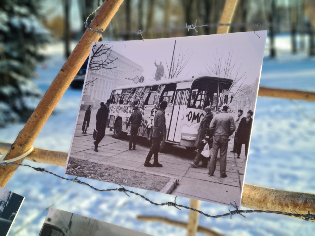 Nīcā un Rudē var skatīt brīvdabas fotokolāžas "Barikādēm 30"