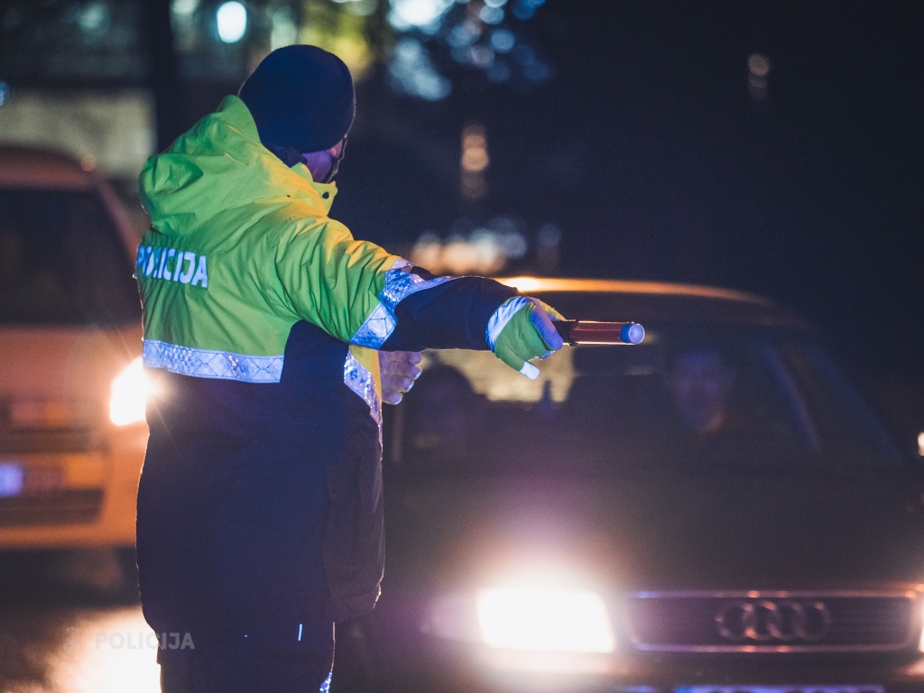 Vīrieši par mājsēdes neievērošanu bargu sodu saņem Priekules pagastā