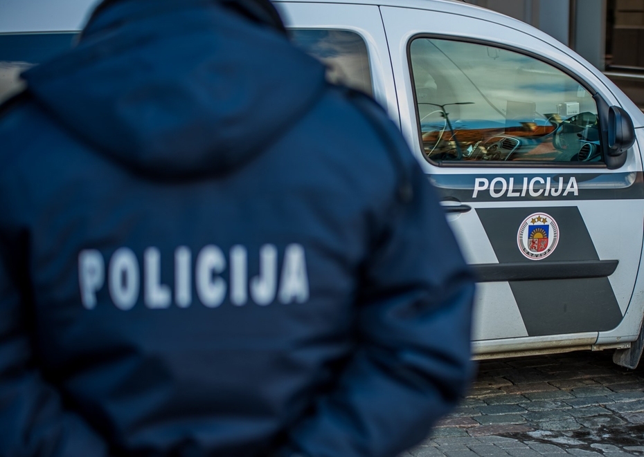 Policija aizdomās par sirmgalvju aplaupīšanu Liepājā aizturējusi vīrieti