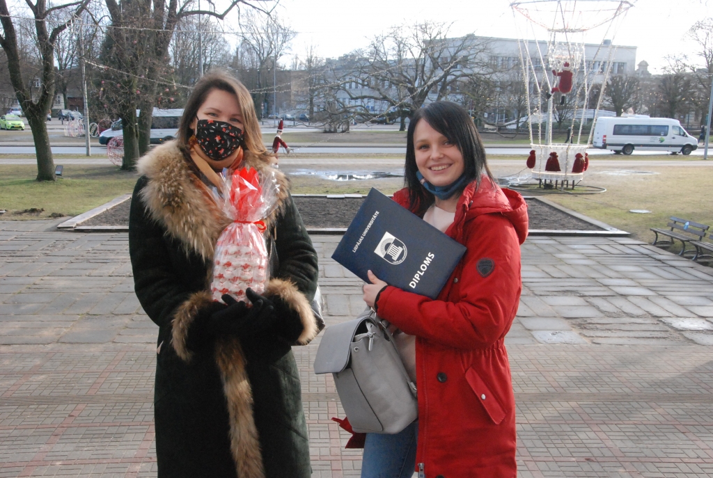 FOTO: Liepājas Universitātes absolventi pēc diploma dodas pa vienam 