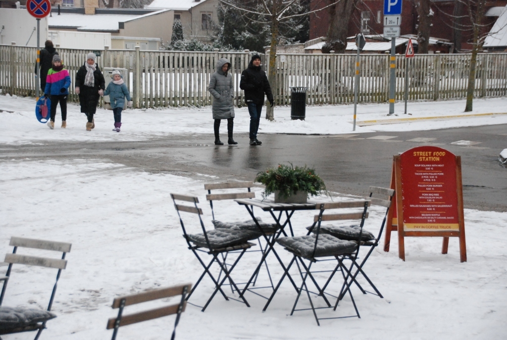 Sestdien turpinās snigt; Rīgā spēkā oranžais brīdinājums