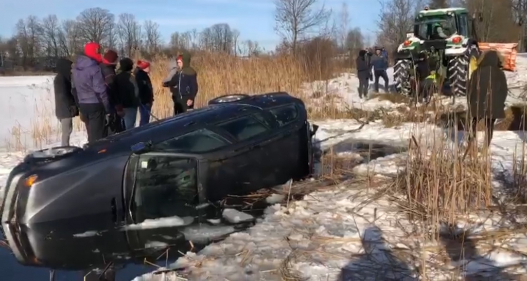 VIDEO: Izvelk Aizputes peldētavā noslīcināto automašīnu