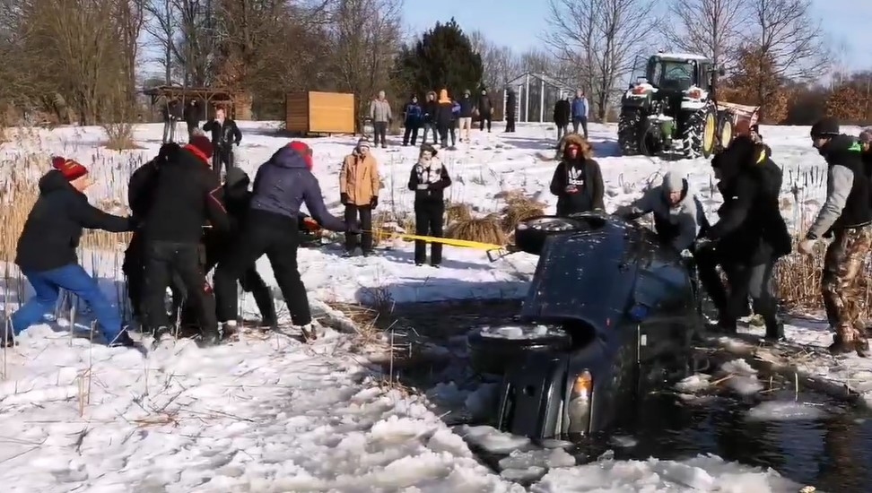 VIDEO: Atklāj, kā Aizputē kopīgiem spēkiem izdevās izvilkt nogrimušo "BMW"