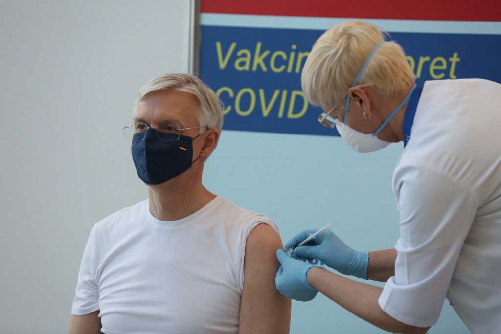 VIDEO: Valsts prezidents, premjers un četri eksprezidenti saņēmuši pirmo poti pret Covid-19