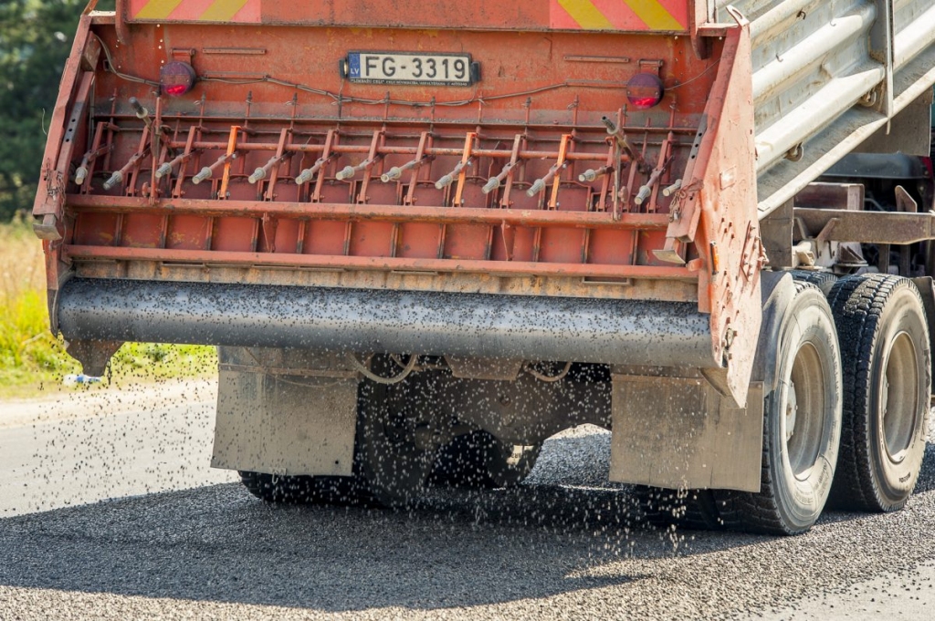Apmēram trešdaļā pērn veikto autoceļu virskārtas remontdarbu konstatēti defekti