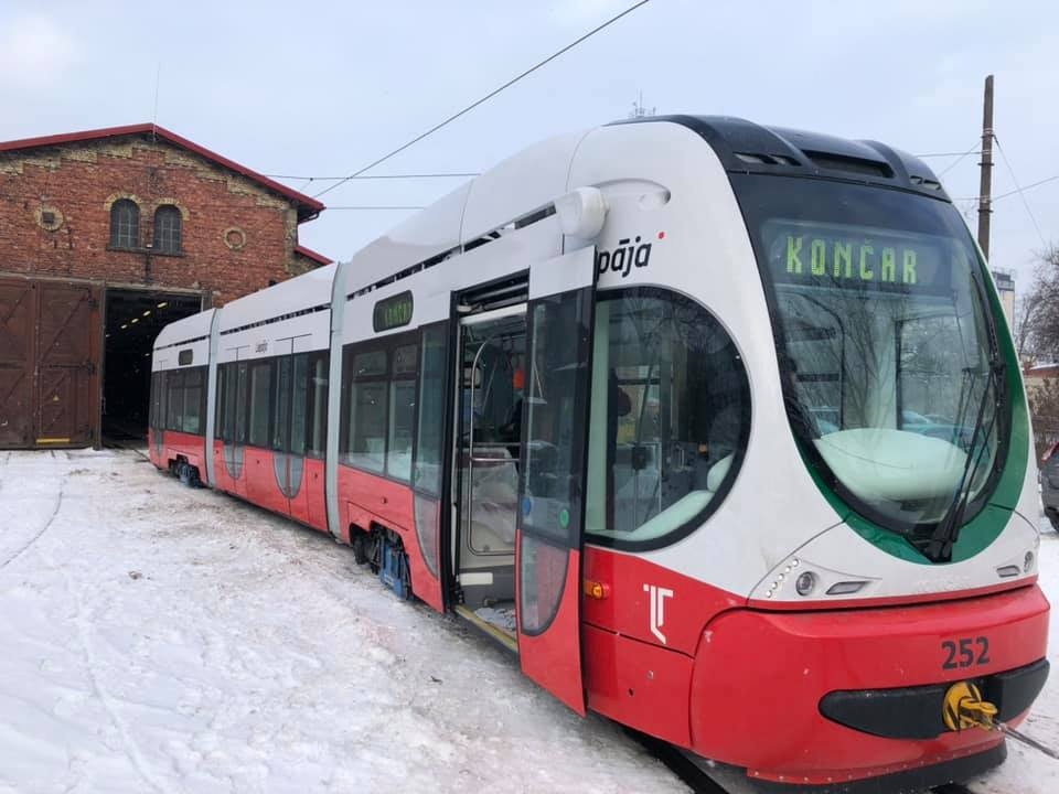 Liepājā ierodas jau trešais jaunais zemās grīdas tramvajs