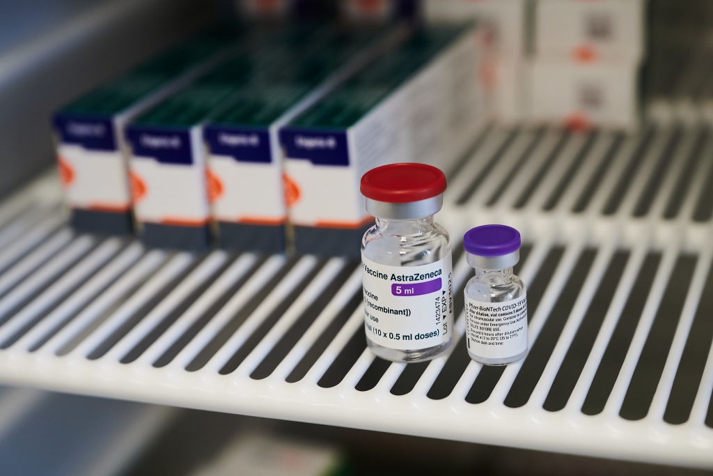 Vakcīnas pret Covid-19 blakusparādību dēļ hospitalizēts tās saņēmējs