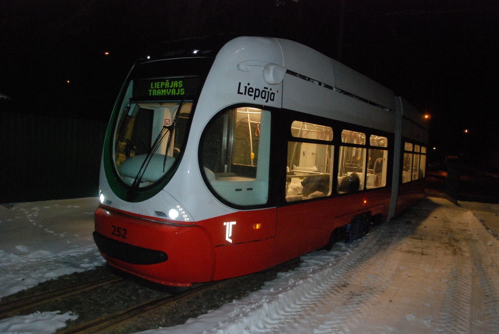 FOTO: Jaunais tramvajs jau Liepājas ielās; pirmie iespaidi - vadītāja kabīne kā lidmašīnas pilotiem