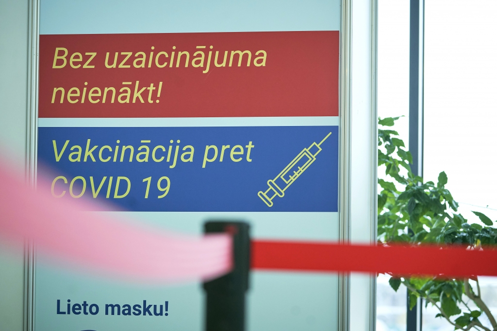 LTV: Vakcinācijas projekta biroja izveidotā rinda nestrādā un to iespējams apiet, pie vakcīnas tiekot ātrāk