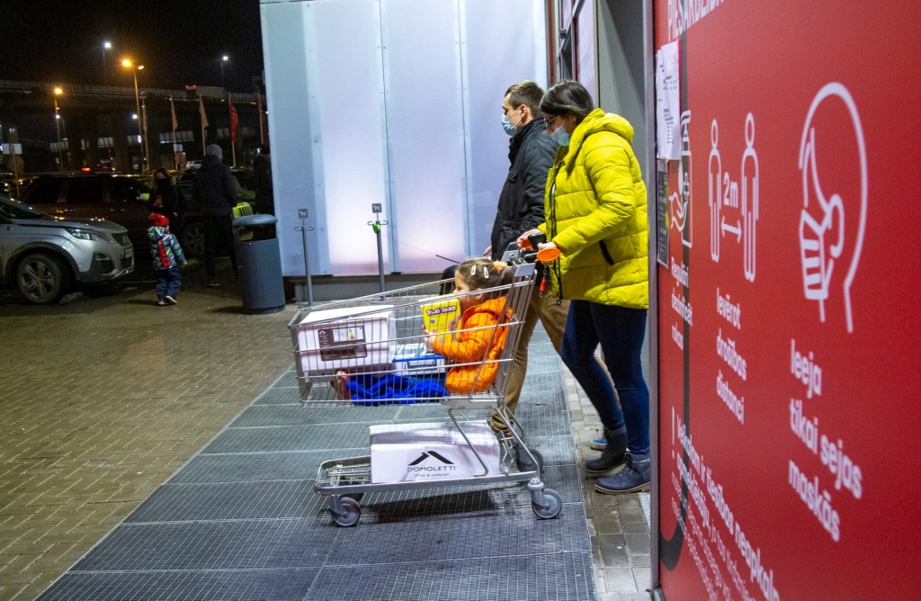 Valdība atliek lemšanu par mazo veikalu atvēršanu