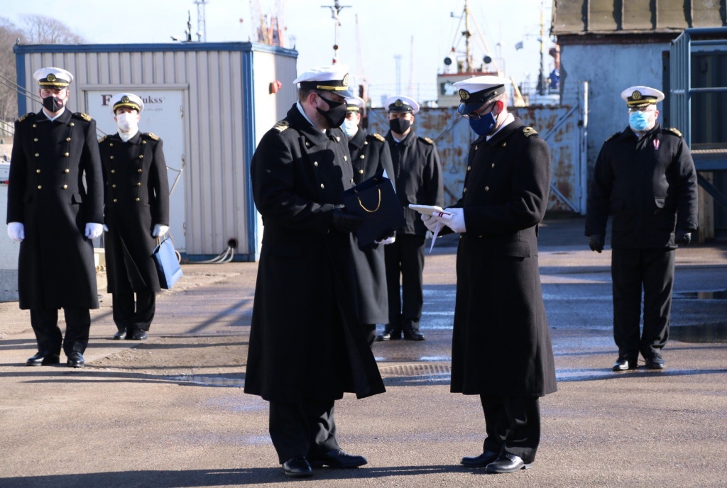 Liepājā notiek mīnu kuģa "Viesturs" komandiera maiņas ceremonija