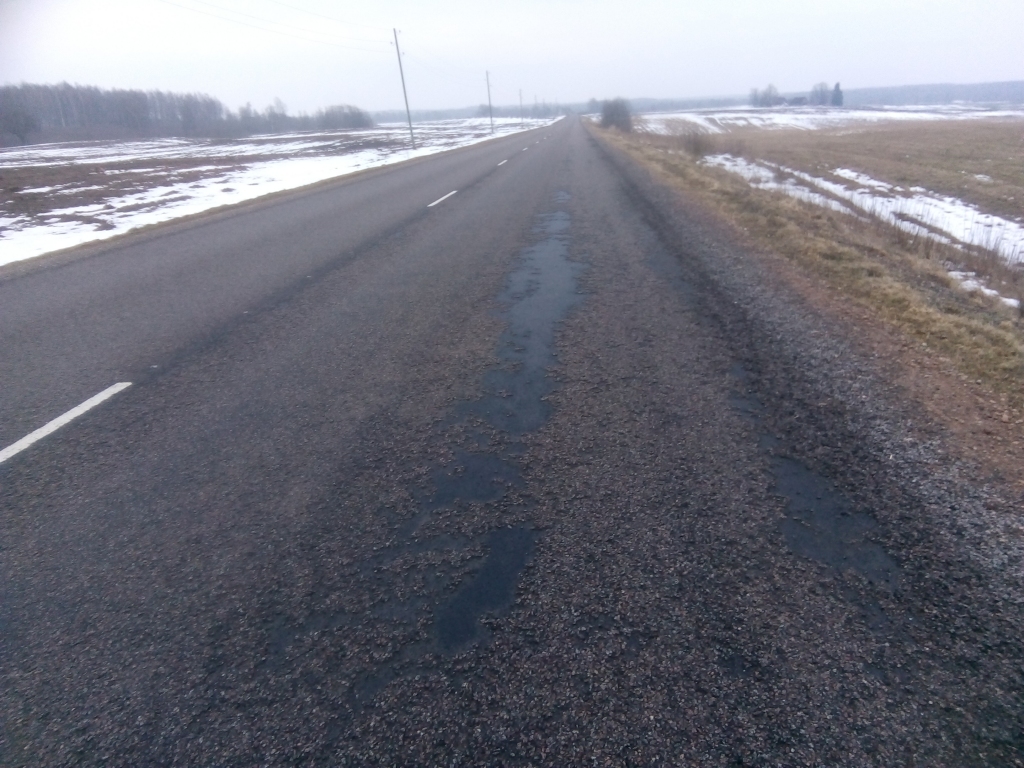 Uz atjaunotā Vaiņodes-Priekules autoceļa parādas pirmie defekti