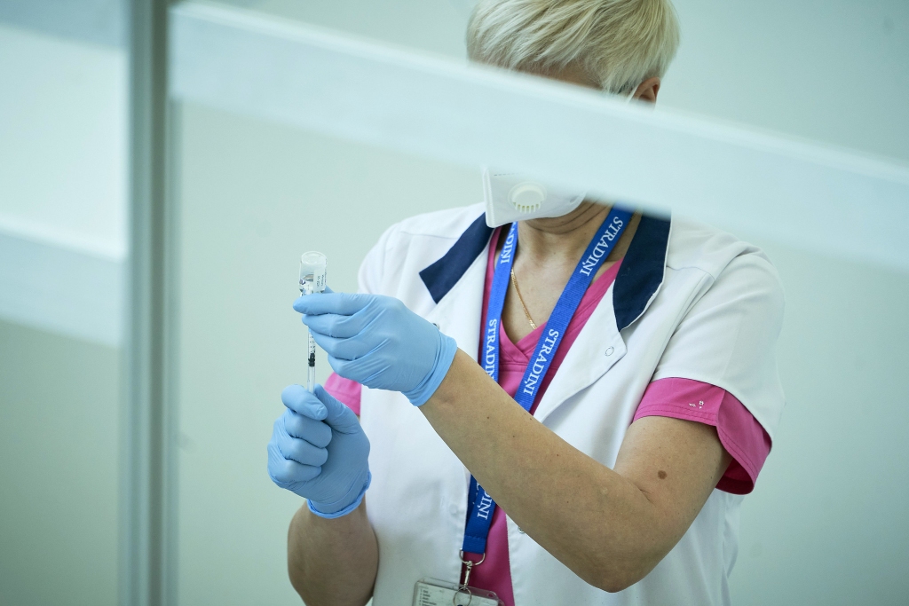 Piektdien pret Covid-19 vakcinēti 4426 cilvēki