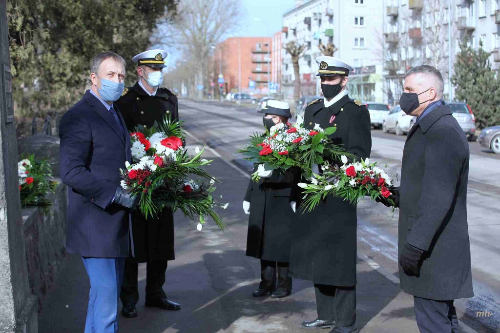 FOTO: Liepājā individuāli dodas godināt Oskara Kalpaka piemiņu