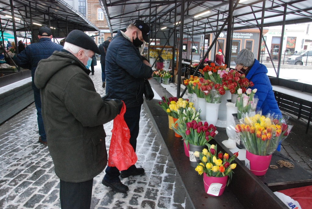 FOTO: Vīrieši Liepājas Pētertirgū steidz pirkt ziedus dāmām 