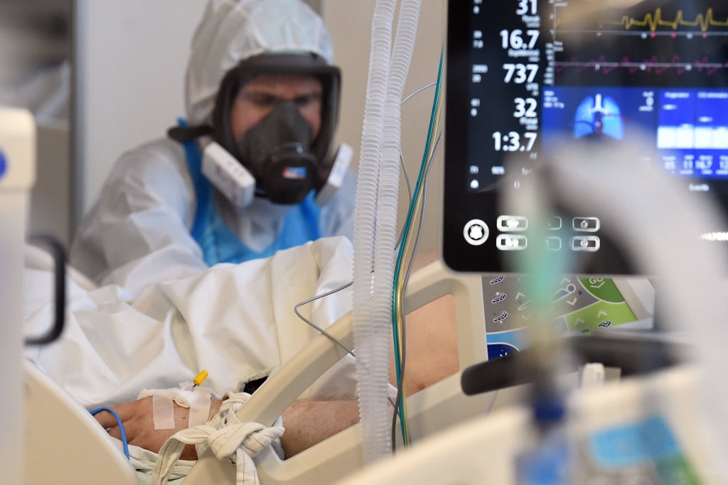 Pie augsta testēto skaita pozitīvo Covid-19 gadījumu īpatsvars pirmo reizi kopš rudens nokritis zem 4%