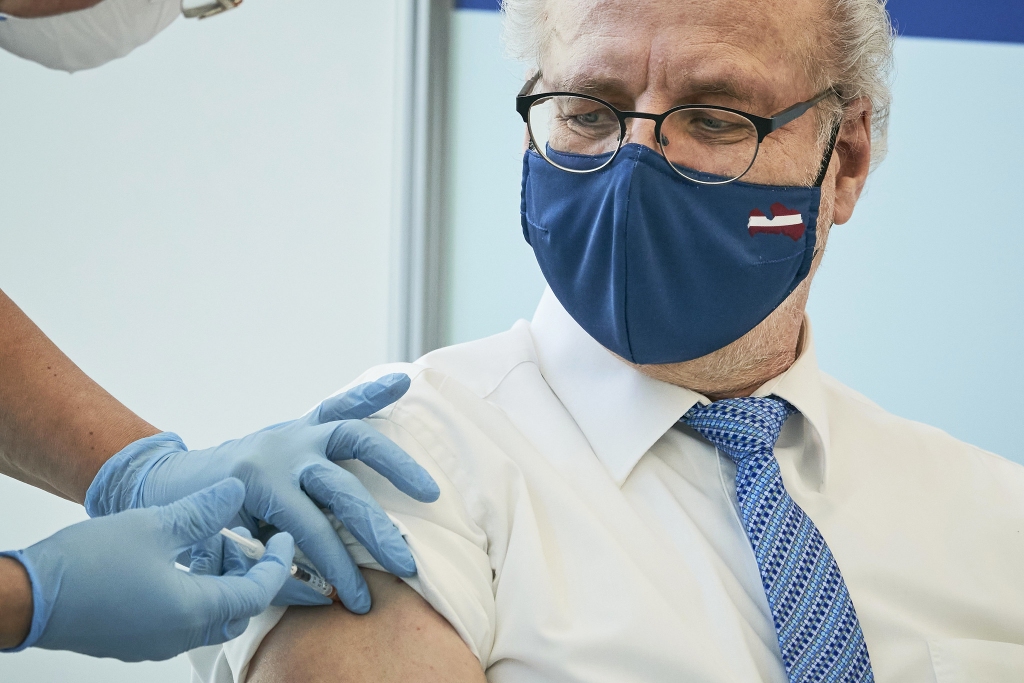 Valsts prezidents: Latvijā Covid-19 pasu ieviešana iekšzemē būtu vērtējamā vasarā