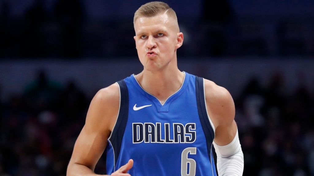 "Mavericks" bez savainotā Porziņģa un Dončiča četru spēļu uzvaru sēriju pārtrauc pret "Thunder"