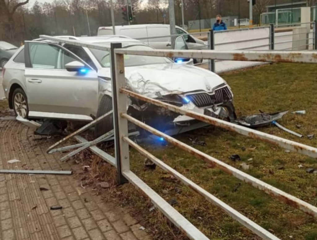 VIDEO: Liepājā avārijā sasit policijas netrafarēto automašīnu 