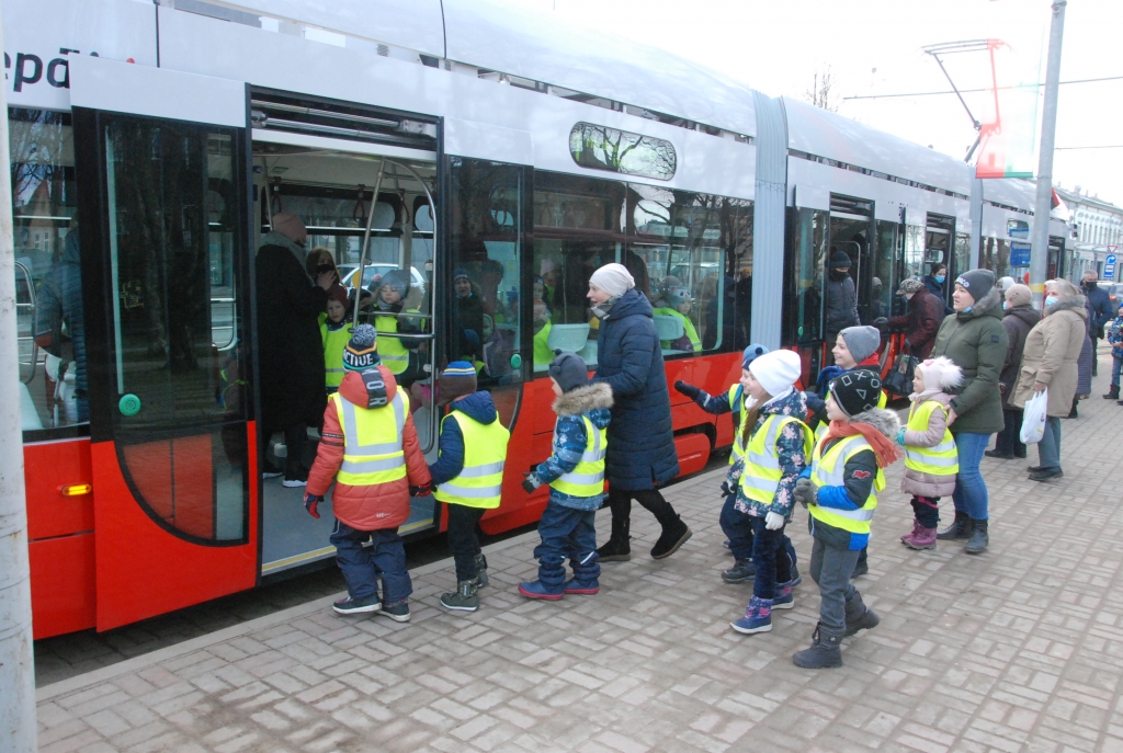 FOTO: Liepājā pasažieri ievērtē jaunos zemās grīdas tramvajus - sajūtas kā vilcienos