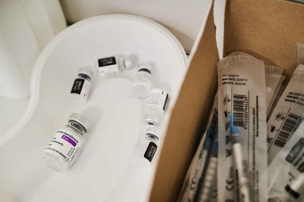 Vakcinācija ar "AstraZeneca" Latvijā tiks atsākta piektdien