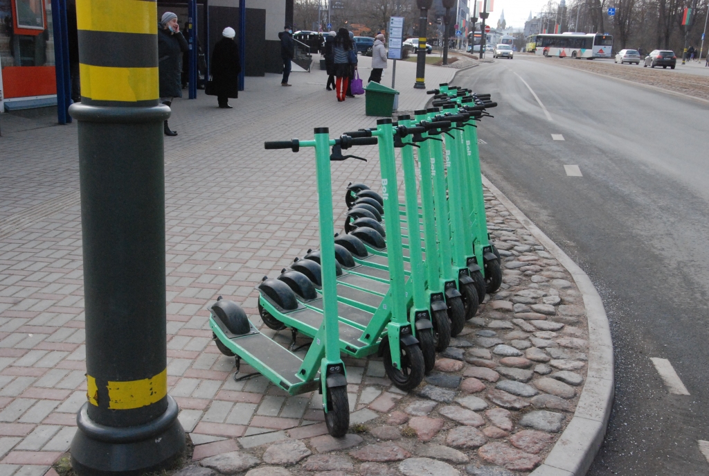 Likumā iekļauj regulējumu elektroskrejriteņiem; braukt ar tiem varēs no 14 gadu vecuma