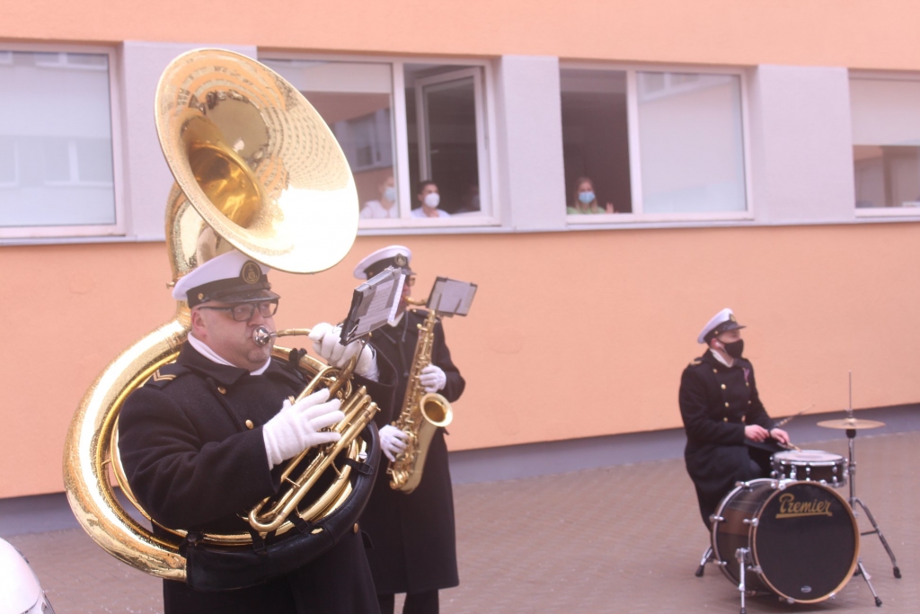 FOTO.VIDEO: Jūras spēku orķestris iepriecina mediķus un pacientus 