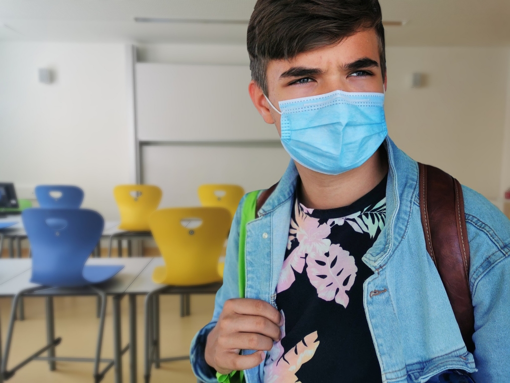 Valdība uz skolu divreiz nedēļā ļauj iet arī 12. klasēm visā valstī