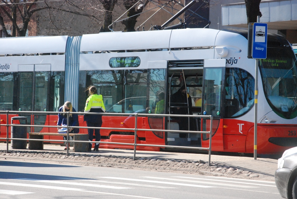 Liepājas tramvaja vadītājam uzbrukusī persona aizturēta