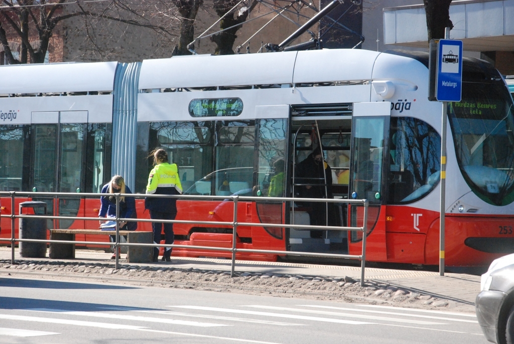 Liepājā par tramvaja vadītāja nogalināšanu aizturētais vīrietis bijis alkohola reibumā