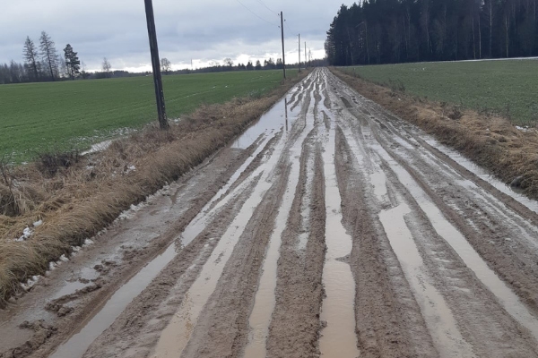 Šķīdonis uz ceļiem Aizputes novadā